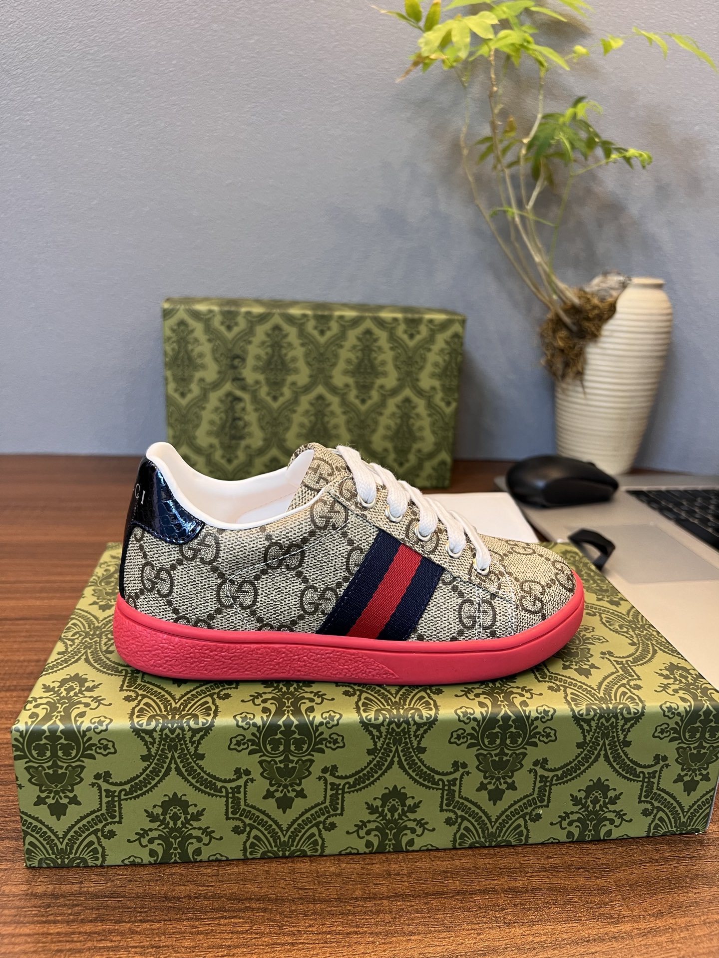 Children's shoes child